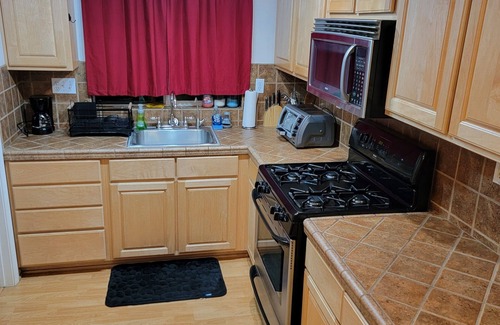 Lancaster House | Beautiful Private Guesthouse right off Freeway w/Full Kitchen
