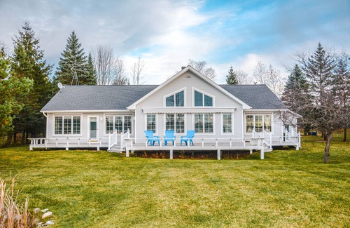 Ponshewaing Cottage | Beautiful Private Home on Crooked Lake Near Petoskey & Harbor Springs