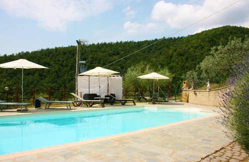 Civitella in Val di Chiana Villa | Beautiful private villa with private pool, WIFI, TV, pets allowed and parking, close to Arezzo