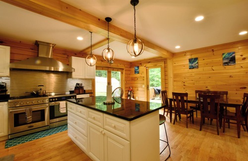 Weare House | Beautiful Private Lakefront new Log Home