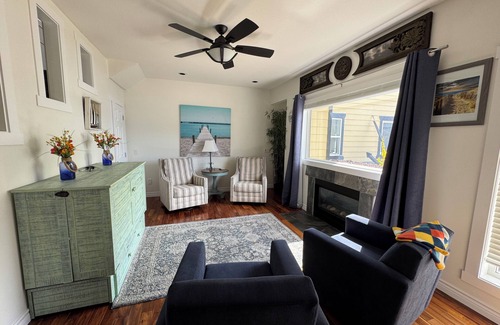 Central Okanagan House | Beautiful & Private Lakeside Space/Downtown/King Bed/2 Patios/BBQ &Dog-Friendly!