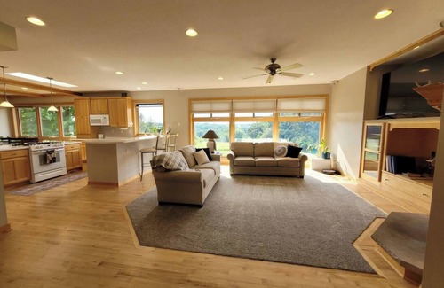 Rochester House | Beautiful, Private, Nature & Hot tub! 4 miles to Mayo