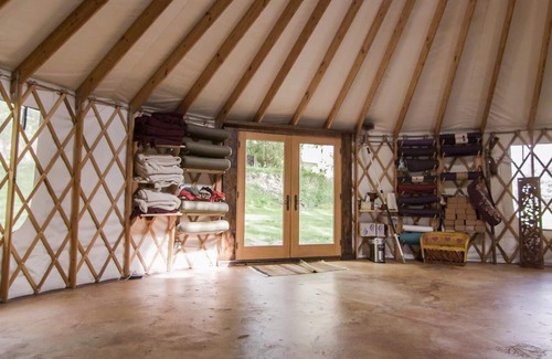 Buhl House | Beautiful Private Riverfront Geothermal Hot Springs Home