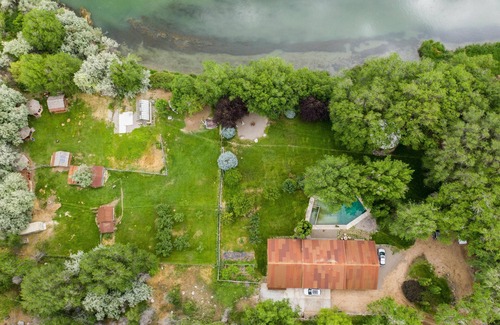 Buhl House | Beautiful Private Riverfront Geothermal Hot Springs Home