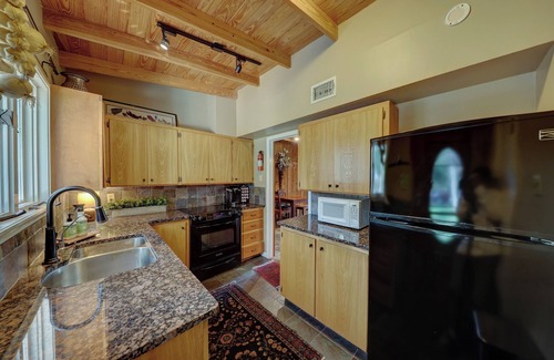 Hunt House | Beautiful & Private Riverfront, TOAD HALL ONE!