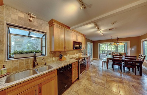 Hunt House | Beautiful & Private Riverfront, TOAD HALL ONE!