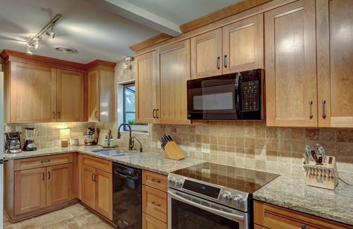 Hunt House | Beautiful & Private Riverfront, TOAD HALL ONE!