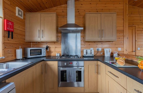 Kinross House | Beautiful private villa for 6 guests with WIFI, TV, balcony, pets allowed and parking