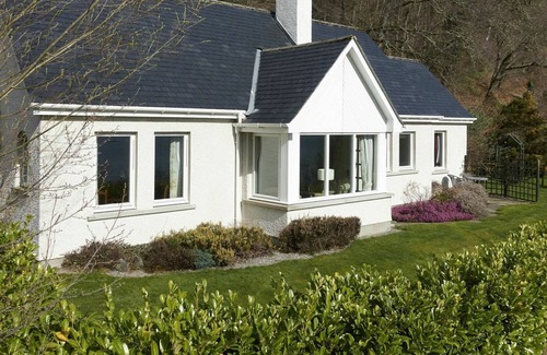 Lewiston House | Beautiful private villa for 2 guests with WIFI, TV, pets allowed and parking