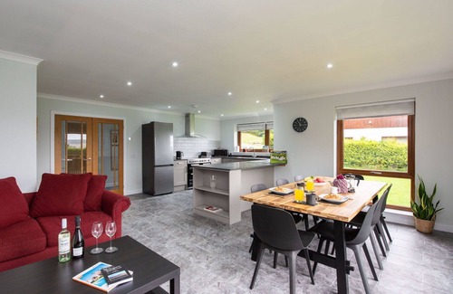 Drumnadrochit Villa | Beautiful private villa for 8 guests with WIFI, TV, pets allowed, panoramic view and parking