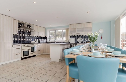 Portpatrick House | Beautiful private villa for 16 guests with WIFI, TV, patio and pets allowed