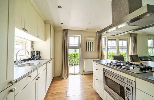 Dordtse Biesbosch House | Beautiful private villa for 4 guests with pool, WIFI, TV, terrace and parking