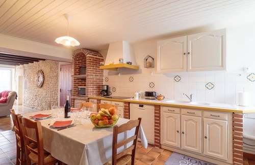 Berneuil Villa | Beautiful private villa for 4 guests with WIFI, TV, terrace, pets allowed and parking
