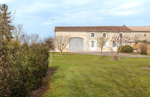 Berneuil Villa | Beautiful private villa for 4 guests with WIFI, TV, terrace, pets allowed and parking