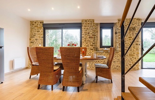 Surville House | Beautiful private villa for 4 people with WIFI, TV, terrace and pets allowed