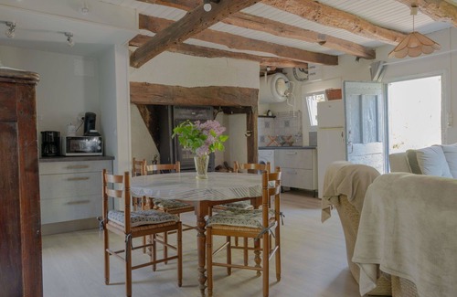 Teyssieu House | Beautiful private villa for 4 guests with TV, terrace, pets allowed and parking
