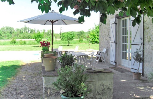Penne-d'Agenais Villa | Beautiful private villa for 6 people with WIFI, private pool, TV, terrace, pets allowed and park.