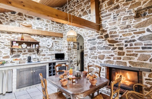 Yffiniac House | Beautiful private villa for 8 guests with WIFI, TV, pets allowed and parking
