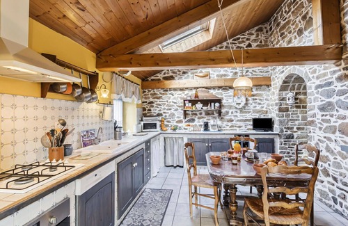 Yffiniac House | Beautiful private villa for 8 guests with WIFI, TV, pets allowed and parking