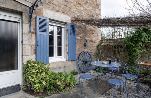 Yffiniac House | Beautiful private villa for 8 guests with WIFI, TV, pets allowed and parking
