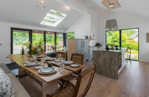 Glen Urquhart Villa | Beautiful private villa for 8 guests with WIFI, TV, terrace, panoramic view and parking