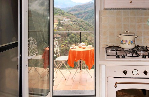 Apricale House | Beautiful private villa for 4 people with WIFI, TV, balcony, pets allowed and parking