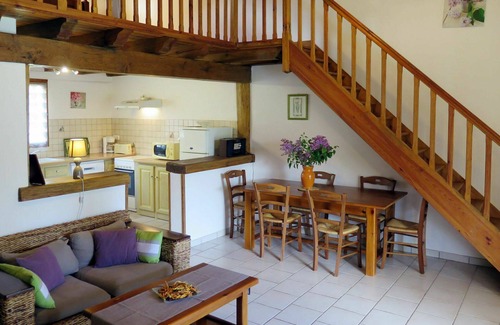 Blanquefort-sur-Briolance Villa | Beautiful private villa with hot tub, private pool, WIFI, TV, terrace, pets allowed and parking