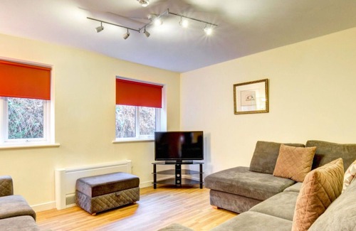 Nantgarw House | Beautiful private villa for 8 guests with WIFI, TV, patio, panoramic view and parking