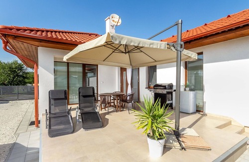 Buzsak House | Beautiful private villa for 5 guests with WIFI, TV, terrace and parking