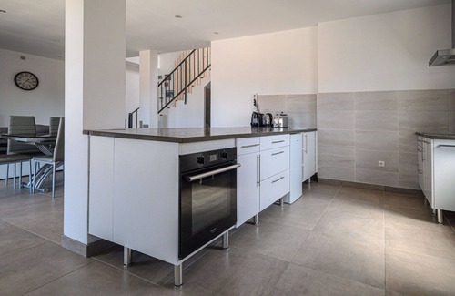 Melres House | Beautiful private villa for 6 guests with WIFI, TV, terrace and parking