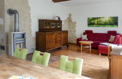 Murchin House | Beautiful private villa for 6 guests with WIFI, TV, terrace and parking