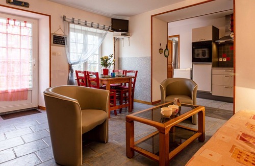 Commes House | Beautiful private villa for 4 guests with WIFI, TV, terrace and parking