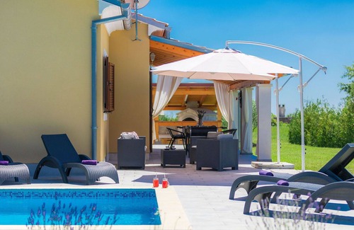 Juricev Kal House | Beautiful private villa for 10 guests with A/C, WIFI, private pool, TV and terrace