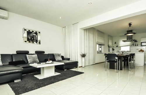 Suhovare House | Beautiful private villa with WIFI, private pool, A/C, TV, terrace, pets allowed and panoramic view