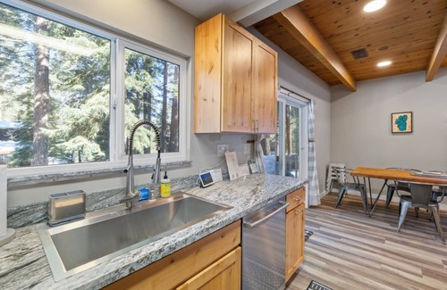 Truckee House | Beautiful Prosser Estates House Hot Tub!