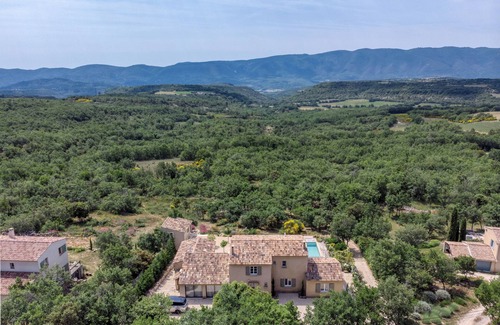 Viens House | Beautiful Provencal Bastide - panoramic view of the Luberon - heated pool