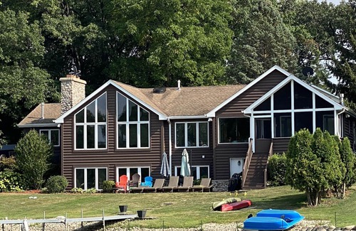 Lake Shangrila House | Beautiful, quaint, on the lake escape ~ close to Chicago / Milwaukee ~ Pontoon