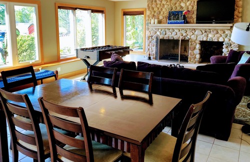 Lake Shangrila House | Beautiful, quaint, on the lake escape ~ close to Chicago / Milwaukee ~ Pontoon