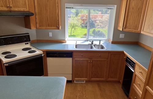 Anmore House | Beautiful, Quiet, Comfortable Vacation Second Suite