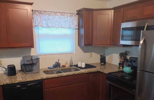 Hinton House | Beautiful-Quiet-Modern-Fast Internet 2br 1ba w/ fenced yard
