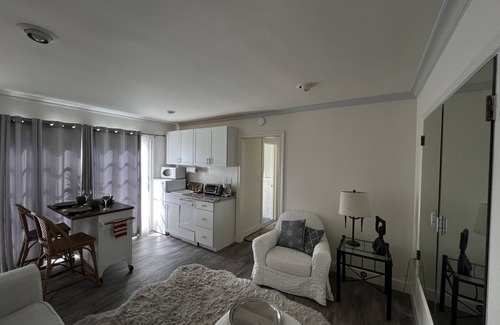 The Bird Streets Apartment | Beautiful, Quiet, Oasis in the heart of Sunset Strip.