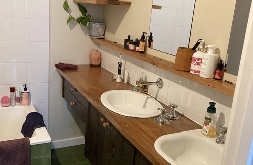 Preston House | Beautiful, quiet well-lit room in Preston with breakfast included!