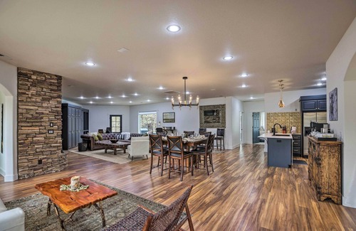 Powell Butte House | Beautiful Ranch Home w/Cascade Mountain View