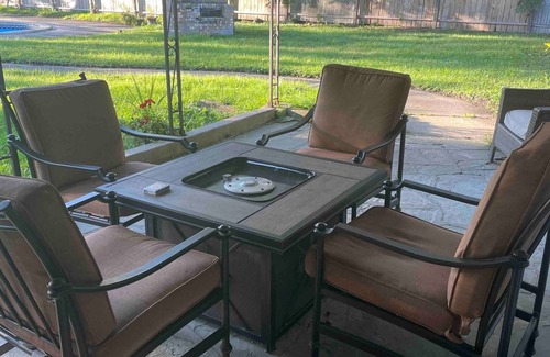 Depew House | Beautiful ranch house with wonderful jacuzzi & pool