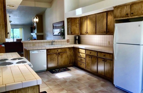 Oak Creek House | Beautiful Red Rock views in quiet, gated, Canyon Mesa Golf and Country Club.