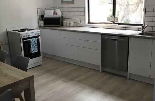 Middleton House | Beautiful refurbished shack - 5 min stroll to beach!