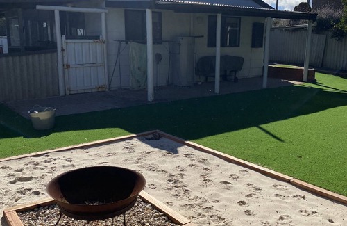 Middleton House | Beautiful refurbished shack - 5 min stroll to beach!