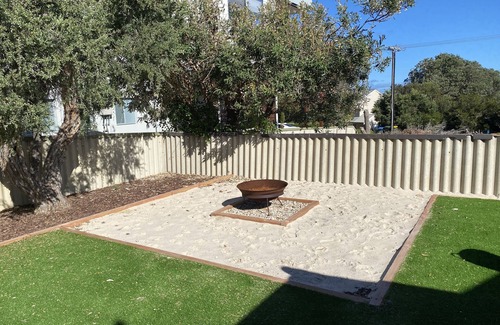 Middleton House | Beautiful refurbished shack - 5 min stroll to beach!
