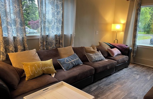 University Place House | Beautiful, relaxing 3-bedroom house with a private large yard
