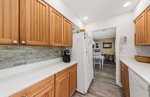 Tarpon Pond House | Beautiful Remodeled Cottage! Screened Porch w/Water Views! Perfect Location! Amenity Cards!